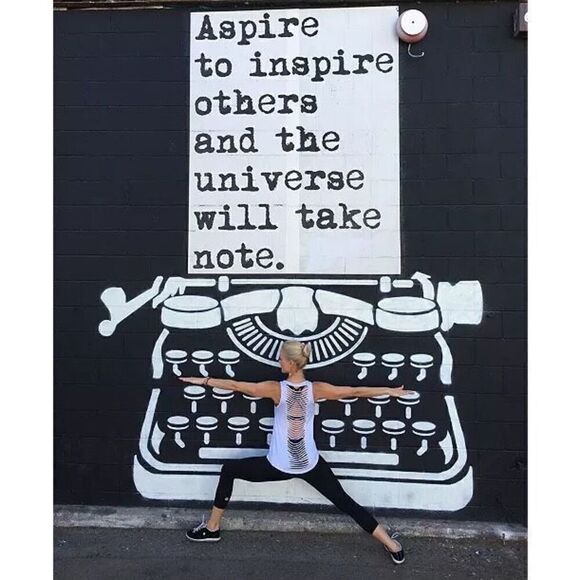 AMERICAN FITNESS COUTURE NWT High Waist 3/4 Compression Leggings Small - Picture 4 of 5